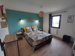 une chambre avec un lit dans une pièce dans l'établissement Gîte L'Ermitage des Pré'O, à Neuvy-Grandchamp