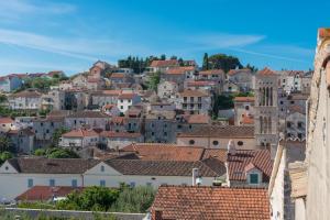 Nespecifikovaný výhled na destinaci Hvar nebo výhled na město při pohledu z apartmánu