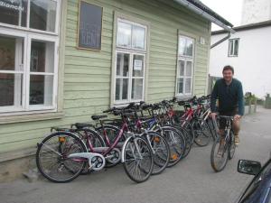Катание на велосипеде по территории Karja Tented Campsite или окрестностям