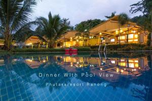 ein Haus mit einem Pool davor in der Unterkunft Phutara Resort in Ban Bang Non Nai