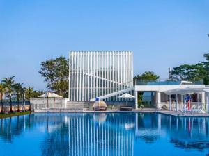 Bazén v ubytování Ocean Spring Metropark Hotel Zhuhai nebo v jeho okolí