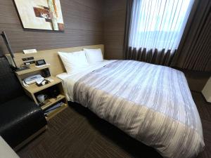 Postel nebo postele na pokoji v ubytování Hotel Route-Inn Kisarazu