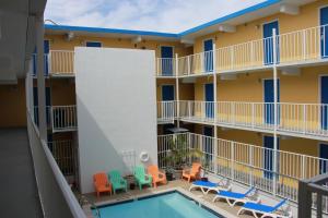 The swimming pool at or close to Seaside Inn & Suites