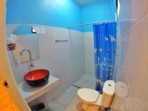 a small bathroom with a toilet and a shower at Donut Resort in Ban Dong