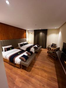 Ένα ή περισσότερα κρεβάτια σε δωμάτιο στο Apex Hotels and Resorts Skardu
