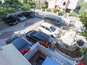 una vista aerea delle auto parcheggiate in un parcheggio di Villa Valentina a Zara (Zadar)