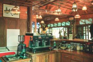 une cuisine avec une cafetière sur le comptoir dans l'établissement Baan Baitan Resort, à Ban Tha Fat