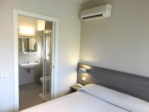 A bed or beds in a room at Hotel Crystal