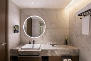 Un baño de Crystal Orange Hotel Foshan Jinshazhou Jinbo Tiandi Store 21 fotos más