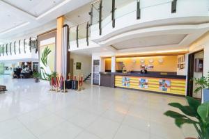 Lobi atau kawasan kaunter penerimaan di The Ritz Hotel at Garden Oases (Multiple-Use Hotel)