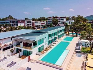 eine Luftaufnahme eines Resorts mit Swimmingpool in der Unterkunft Rattana Pura Beach Resort in Ban Mu Dut