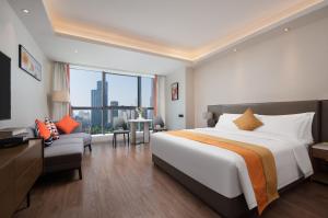una camera da letto con un letto grande e una grande finestra di Changsha Feiji Hotel a Changsha