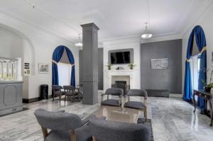 The Monarch Hotel tesisinde bir televizyon ve/veya eğlence merkezi