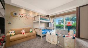 une chambre d'enfant avec une chambre avec un lit superposé dans l'établissement New Century Grand Hotel Xuzhou, à Xuzhou
