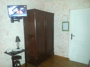 TV a/nebo společenská místnost v ubytování Chambres d'Hôtes Domaine d'En Baleux
