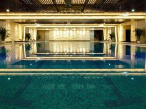 Bazén v ubytování Nanjing Lakehome Hotels and Resorts nebo v jeho okolí