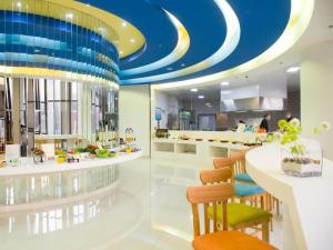 ein Restaurant mit blau-gelber Decke und Stühlen in der Unterkunft Gtel Rock City Qingdao Hotel in Laoshan