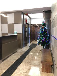 uma árvore de Natal num corredor num edifício em WE Hotel Kowloon em Hong Kong
