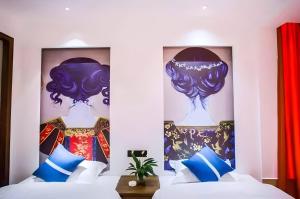 เตียงในห้องที่ Qinghe Art Hotel
