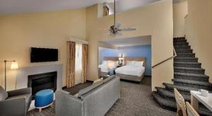 une chambre d'hôtel avec un lit et un salon dans l'établissement Sonesta ES Suites Ann Arbor, à Ann Arbor