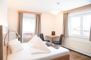 Postel nebo postele na pokoji v ubytování Hotel Alpina