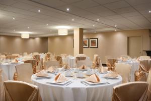 Restaurace v ubytování Park Inn by Radisson Toronto-Markham + 37 fotografií