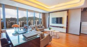a living room with a couch and a table with a laptop at FOGER YACHT HOTEL in Pingshanongchang
