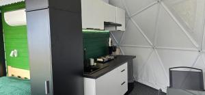 a room with a green and white wall at Domek nad jeziorem Romantyka in Giże
