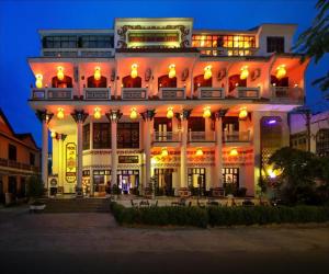 Un gran edificio blanco con luces por la noche. en Hoi An Lantern Hotel, en Hoi An