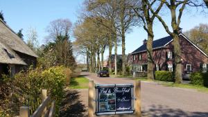 Une voiture circulant dans un village dans l'établissement bij Saar, à Zwinderen