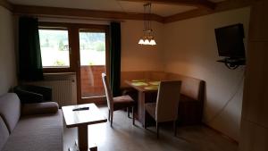 mały salon ze stołem i oknem w obiekcie Haus Steger w mieście Stuhlfelden