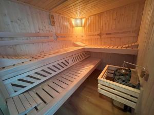 eine Holzsauna mit zwei Betten in der Unterkunft Villa REST & SPA in Zbiczno