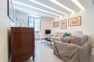 una sala de estar con un sofá y una mesa en Casa Nova, en Alghero