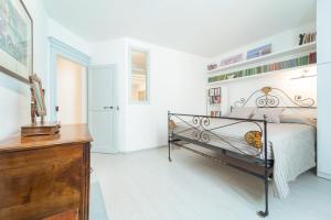 un dormitorio con una cama y un escritorio en una habitación en Casa Nova, en Alghero