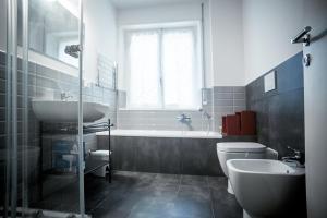 ローマにあるLa Casa Di Mammaのバスルーム(洗面台、トイレ、バスタブ付)