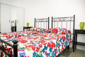 ローマにあるLa Casa Di Mammaの花柄の掛け布団と枕2つが備わるベッド1台