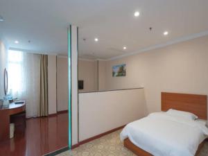 Ένα ή περισσότερα κρεβάτια σε δωμάτιο στο GreenTree Inn Wuhu Fangte Second Phase Nanxiang Wanshang Express Hotel