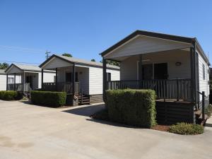 a row of mobile homes in a row at Dalby Tourist Park in Dalby