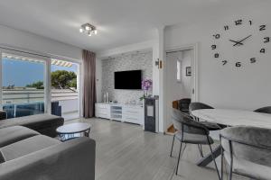 Televízia a/alebo spoločenská miestnosť v ubytovaní Apartment San Marino