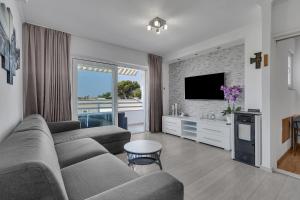 Televízia a/alebo spoločenská miestnosť v ubytovaní Apartment San Marino