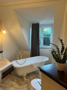 Koupelna v ubytování Weltemühle Hotel by Miri's Dresden + 37 fotografií