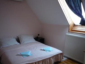 sypialnia z łóżkiem z 2 poduszkami w obiekcie Dombai Apartman w mieście Vác