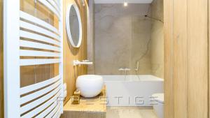łazienka z białą wanną i umywalką w obiekcie Prestige Apartments Botanica w Gdańsku