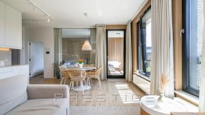 kuchnia i salon ze stołem i krzesłami w obiekcie Prestige Apartments Botanica w Gdańsku