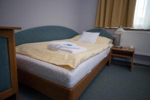 Postel nebo postele na pokoji v ubytování Hotel u Crlíků