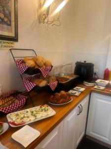 Jedlo v ubytovaní bed & breakfast alebo blízkom okolí