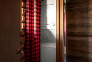 Paw PawStunning Secluded Log Cabin with River Access in Paw Paw, Maryland的以及带微波炉的洗衣机。 更多42张照片