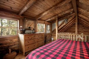 Paw PawStunning Secluded Log Cabin with River Access in Paw Paw, Maryland的小木屋内一间卧室,配有一张大床