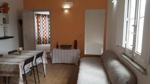ein Wohnzimmer mit einem Sofa und einem Tisch in der Unterkunft Dantes Home in Catania