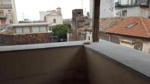 einen Blick vom Balkon eines Gebäudes in der Unterkunft Dantes Home in Catania
